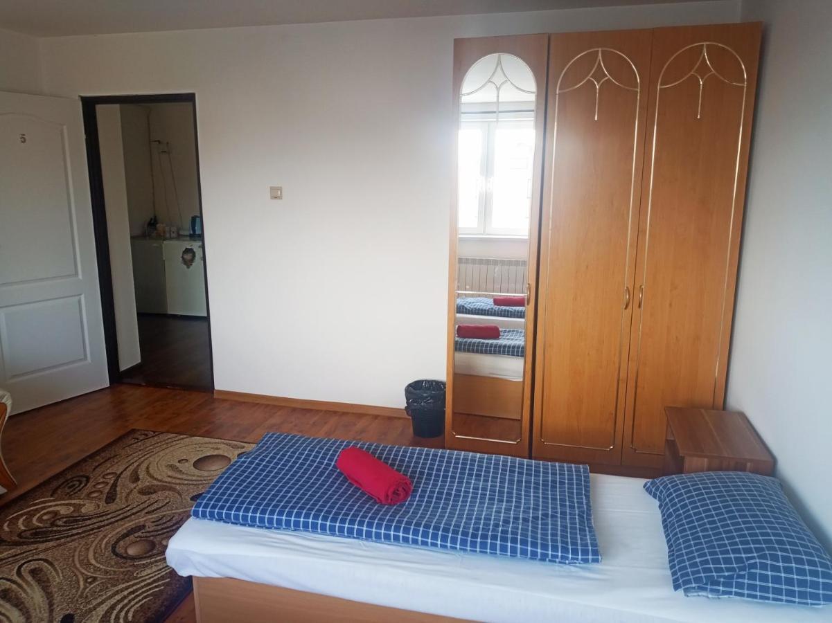 Lucky Cat Hotel Nova Lesna Ngoại thất bức ảnh